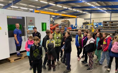 Schoolchildren on an excursion in the production hall
